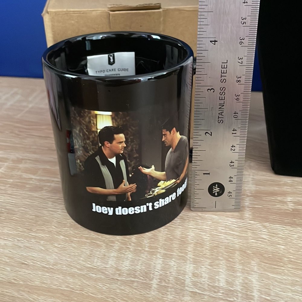 New Mug & Keychain Set 🌃 F•R•I•E•N•D•S 📺 - Picture 3 of 6